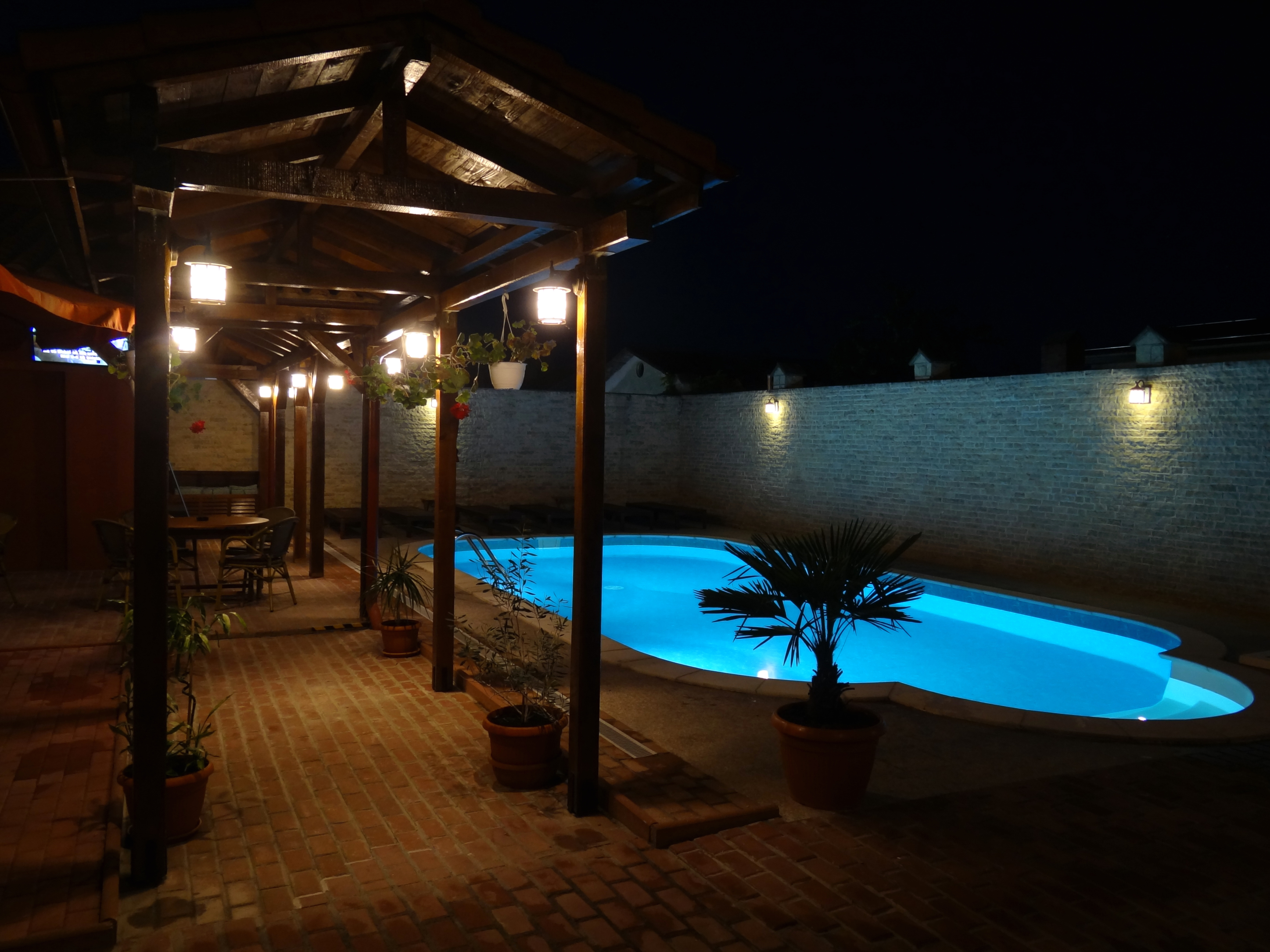 Terasa si piscina, vedere nocturna